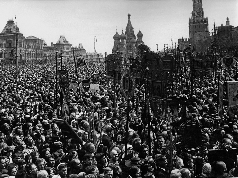На Красной площади в дни пасхальных праздников, 5 мая 1918, г. Москва. Выставки&nbsp;«Пасха радостная»,&nbsp;«Москва праздничная», «Светлая седмица» с этой фотографией.&nbsp;