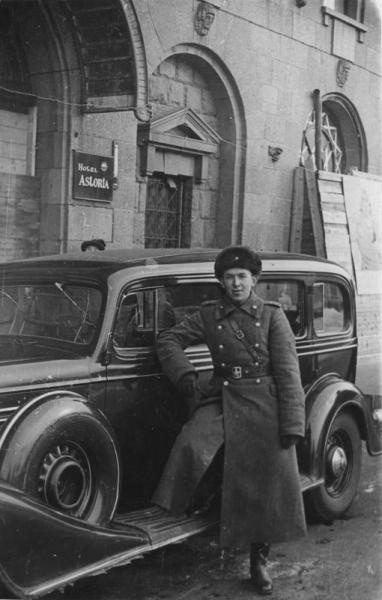 Портрет Всеволода Тарасевича у гостиницы «Астория», 1944 год, г. Ленинград
