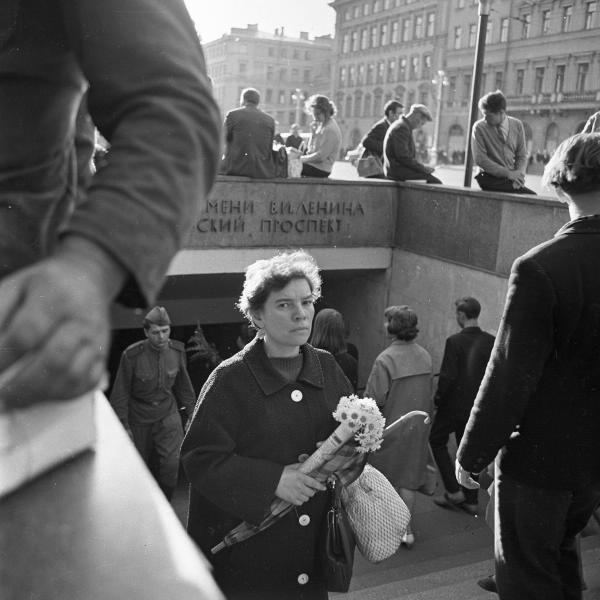 Женщина с букетом, 1966 год, г. Ленинград. Невский проспект.