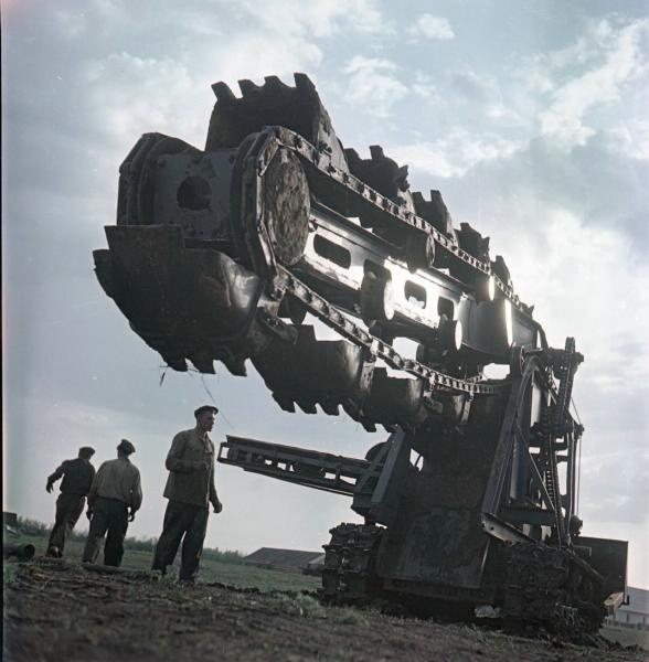 Роторный экскаватор, 1957 год, Тамбовская обл., колхоз «Коминтерн». Выставка «СССР в 1957 году» с этой фотографией.