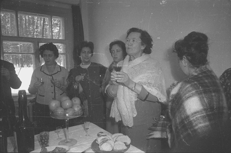 Мария Прилежаева произносит тост, январь - февраль 1967, Московская обл., пос. Переделкино