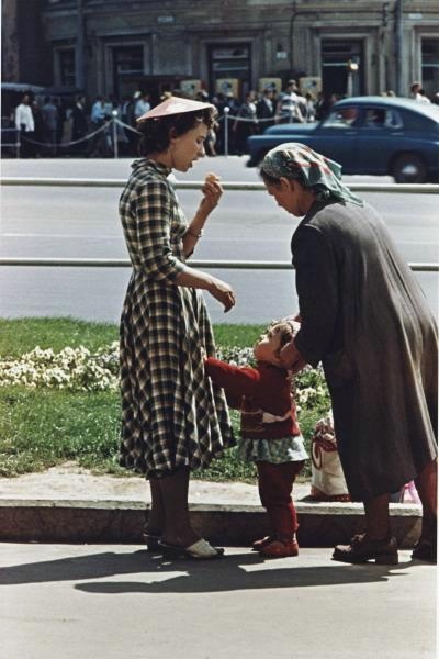 Женщина с мороженым, 1958 год. Выставки&nbsp;«Клетка на все времена»,&nbsp;«Мода в СССР: летние платья 1950–1970-х» с этой фотографией.