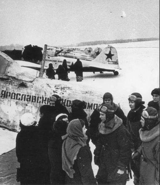 Ярославские комсомольцы передают самолеты, построенные на их средства, 31 декабря 1942, г. Москва. По инициативе комсомольцев колхоза «Заря свободы» Брейтовского района началось создание эскадрильи «Ярославский комсомолец». В Ярославском отделении Государственного банка был открыт счет 14 022, на который перечислялись добровольные взносы. На эти средства были построены 2 эскадрильи штурмовиков Ил-2. Комсомольцы передают самолеты летчикам 996-го штурмового авиационного полка.