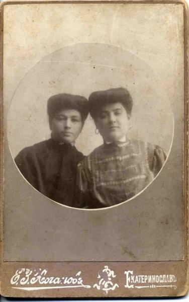 Портрет двух сестер, 1907 год, г. Екатеринослав. Город Екатеринослав с 1926 года – Днепропетровск, с 2016 года – Днепр.