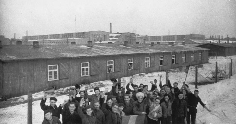 «Французские рабочие, вывезенные на принудительные работы в Германию, приветствуют своих освободителей — солдат 1-го Украинского фронта», январь 1945, Германия, г. Гинденбург. С 1945 года – город Забже в Польше.