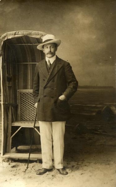 Портрет мужчины в белой шляпе, 1910 - 1915. Выставка «Студийная фотография: фантазии фотографа и модели» с этим снимком.
