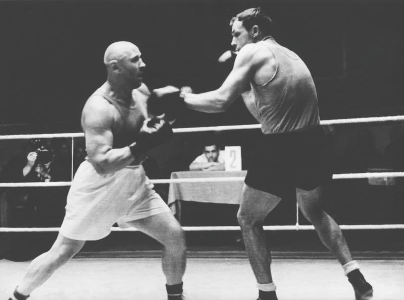 Справа Николай Королев, чемпион Москвы и СССР, 1950 год. Выставка «Бокс!» с этой фотография.