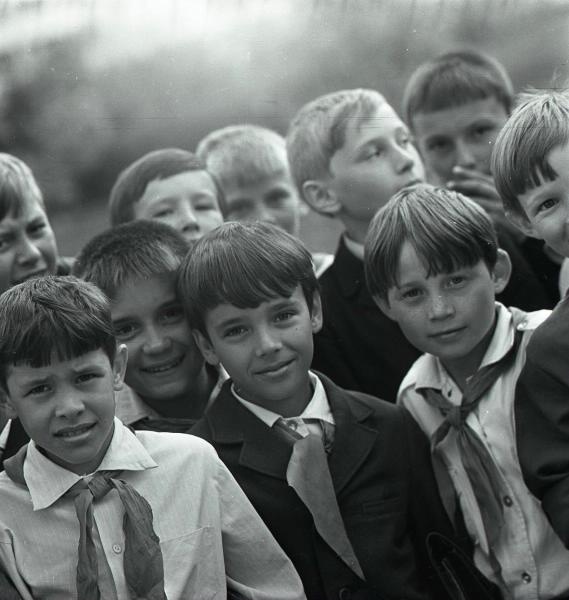 Пионеры, 1970-е. Выставка «Детские глаза поколений» с этой фотографией.