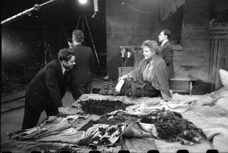 На съемках фильма «На дне», 1952 год, г. Москва. В роли Насти – Алла Тарасова.