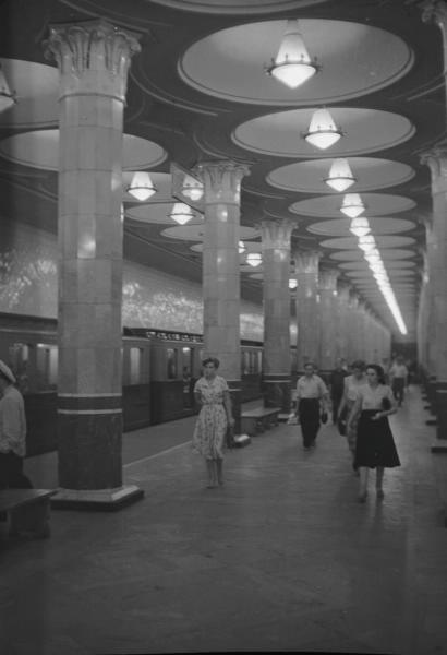 Пассажиры на станции «Киевская» Филевской линии Московского метрополитена, 1955 - 1959, г. Москва