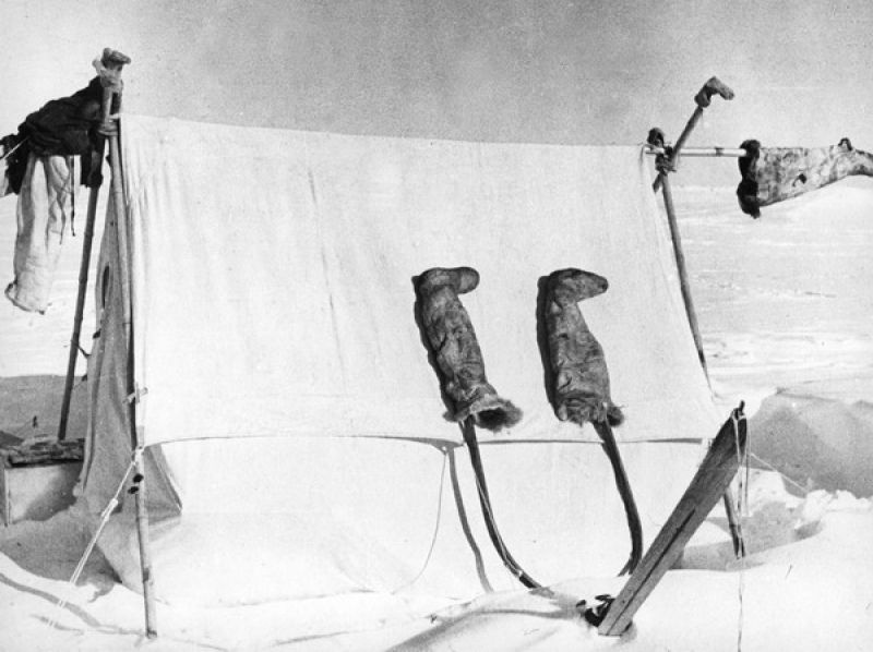 Просушка унтов у гидрологической палатки, июль 1937