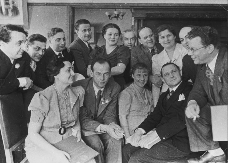 Групповой портрет деятелей искусств, 1930-е, г. Москва. Второй слева в первом ряду – актер Николай Черкасов.&nbsp;