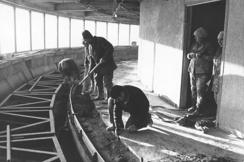 Строители, 1981 год, Литовская ССР, г. Вильнюс. Выставка «Ни дня без стройки!» с этой фотографией.