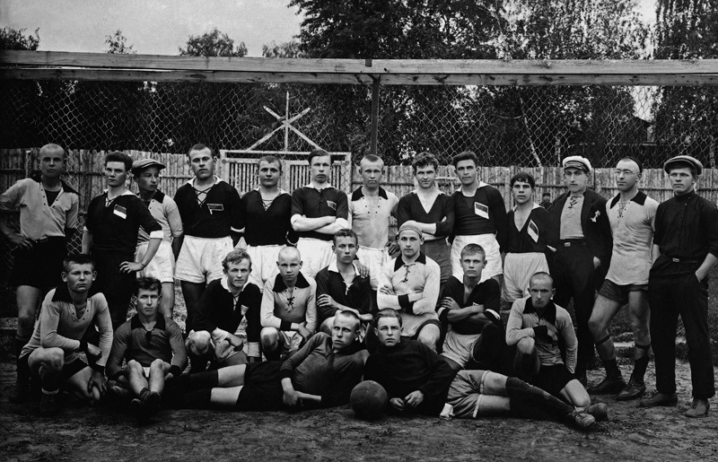 Футболисты клубов «Металлист», «Водники», «Красное Сормово», «Городец», 24 июня 1928. Выставка «Все на матч!» с этой фотографией.