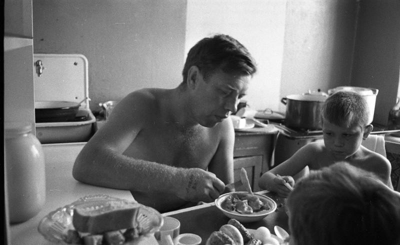 Семья на кухне, 1967 год, Волгоградская обл., г. Волжский