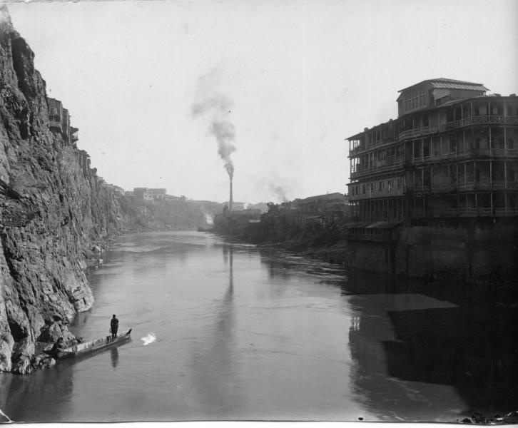 Вид с реки на дома на обрыве, 1890 год, Тифлисская губ., г. Тифлис. Ныне Тбилиси.Выставка «საქართველო ლამაზო» с этой фотографией.&nbsp;