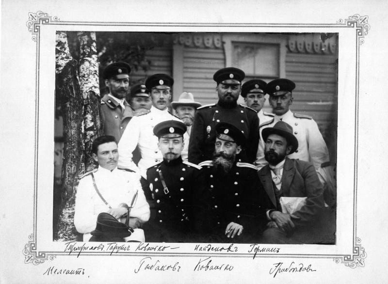 Групповой портрет офицеров-воздухоплавателей, 1897 - 1898. В первом ряду второй справа – Александр Матвеевич Кованько.
