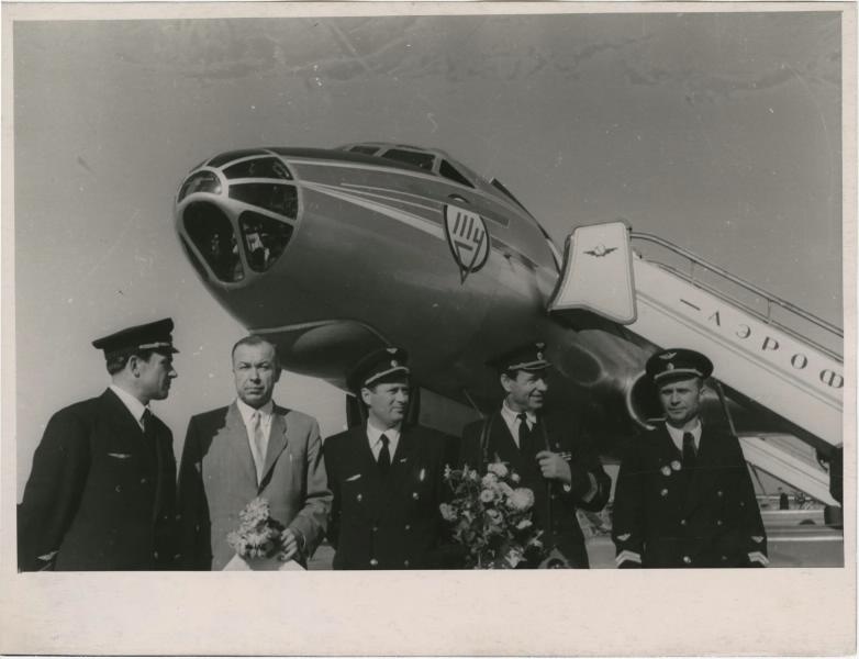Павел Михайлов среди летчиков на летном поле, 1957 - 1958