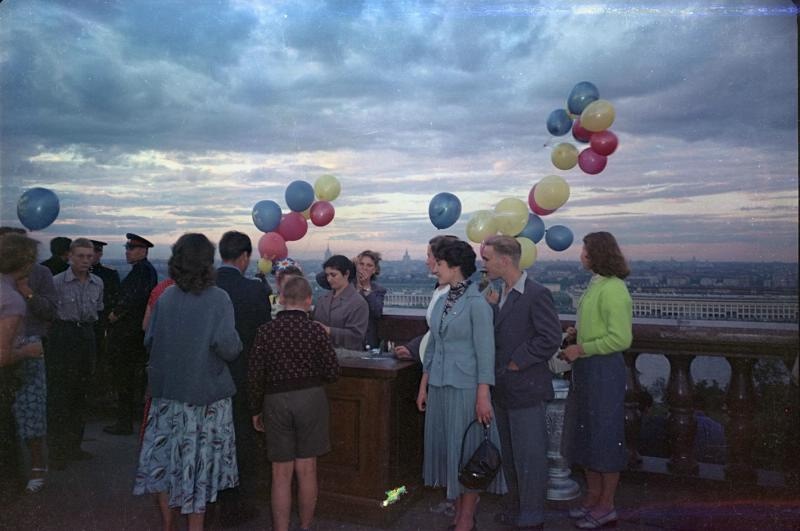 Молодежь на смотровой площадке на Ленинских горах, 1955 - 1965, г. Москва. До 1935 года и с 1999 года – Воробьевы горы.