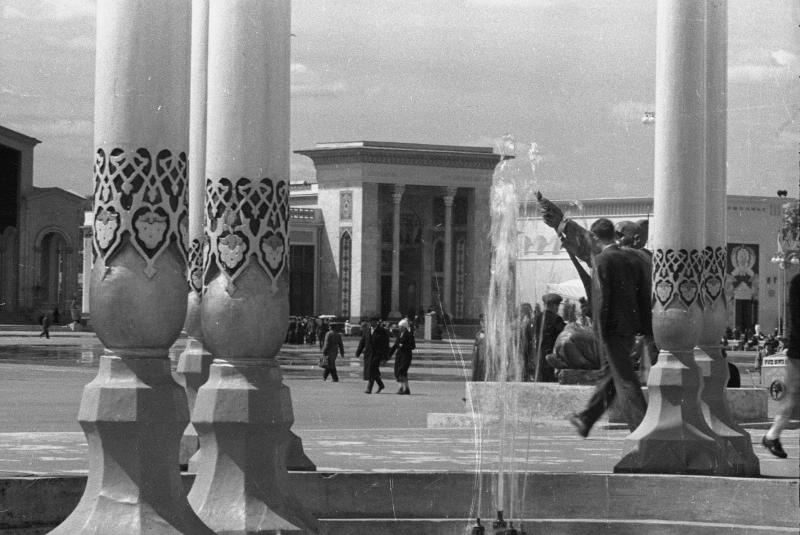 ВСХВ. Около павильона Азербайджана, 1939 год, г. Москва