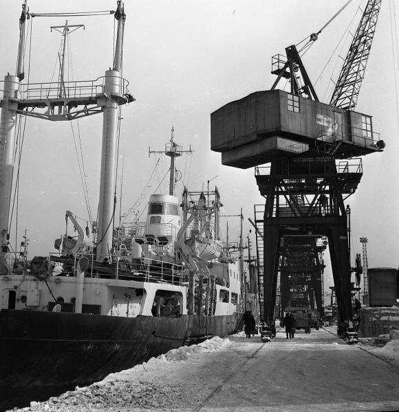 В порту, 1960-е, о. Сахалин, г. Южно-Сахалинск. Выставка «На краю земли: остров Сахалин» с этой фотографией.