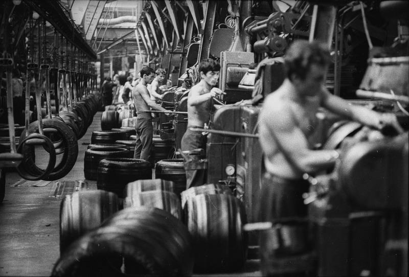 Рабочие в цехе завода, 1967 год, Волгоградская обл., г. Волжский. Из серии «Волжский шинный завод имени 50-летия образования СССР».