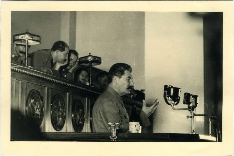 Иосиф Сталин на трибуне, 1930-е. Выставка «Обращение к народу» с этой фотографией.