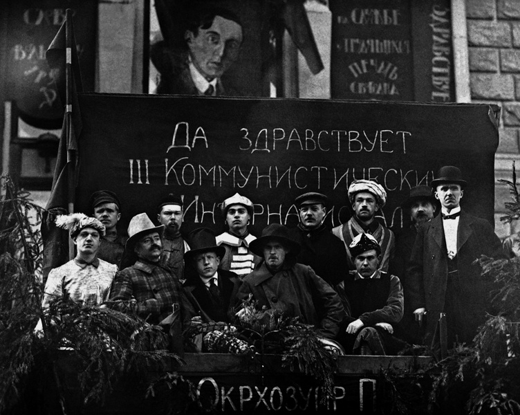 Уличная инсценировка в честь Коммунистического Интернационала, 1 мая 1920, г. Петроград. Выставка&nbsp;«20 фотографий 1920», видео «Кронштадт-1921» с этой фотографией.
