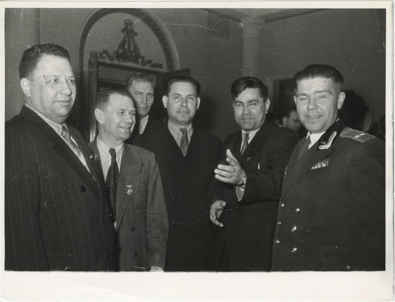 Летчик Алексей Петрович Маресьев (второй справа) среди друзей, 1960-е