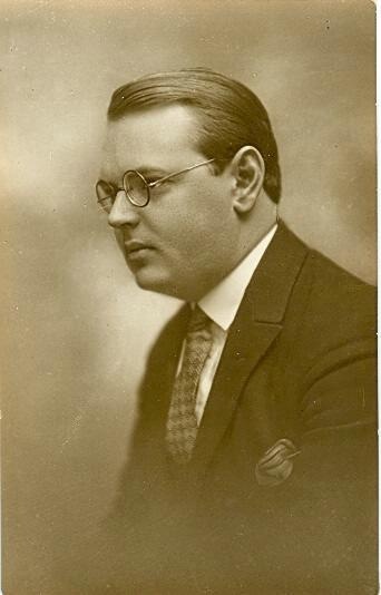 Портрет мужчины в круглых очках, 1928 год