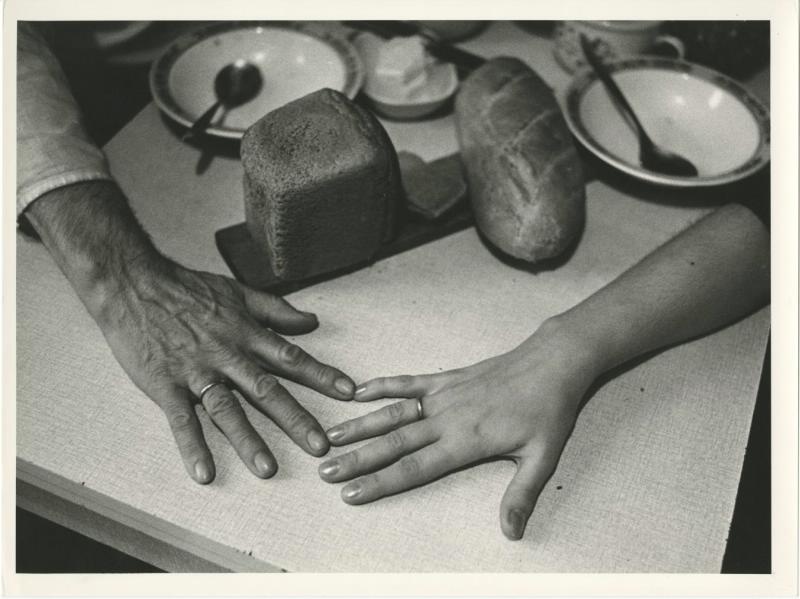 Из серии «Руки», 1993 год. Выставка «Хлеб – всему голова!» с этой фотографией.&nbsp;