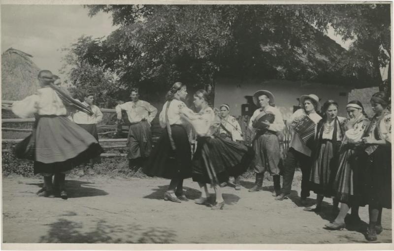 Танец, 1935 - 1939, Украинская ССР, Молдавская АССР. Кадр, предположительно, сделан в Каменке (Украинская ССР, Молдавская АССР), ныне - на территории непризнанной Молдавской Приднестровской республики.