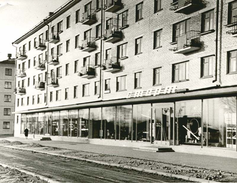 Магазин «Старт» и аптека, октябрь 1966, г. Череповец. Дворцовый проезд переименован в улицу Мамлеева в 1978 году.