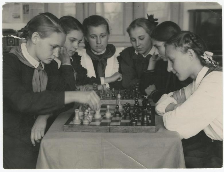 Шахматный кружок в 7-м классе, 1951 год. Выставка «По следам Лужина» с этой фотографией.