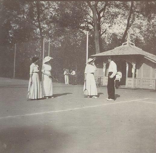 На теннисном корте, 1910-е