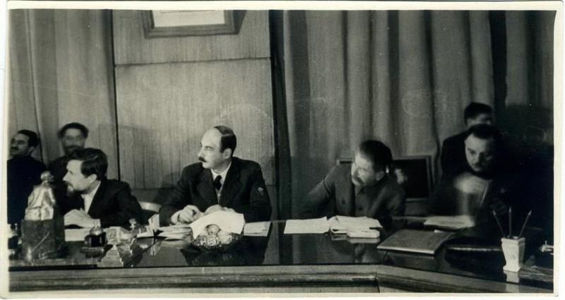 Иосиф Сталин, Климент Ворошилов и другие, 1930 - 1937, г. Москва (?). На заднем плане слева у стены сидят Анастас Микоян и Серго Орджонокидзе.