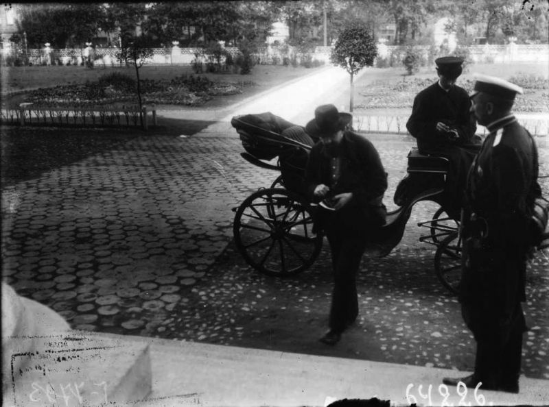 Член Государственной Думы I-го состава подъезжает по Шпалерной улице к Таврическому дворцу, 27 апреля 1906, г. Санкт-Петербург