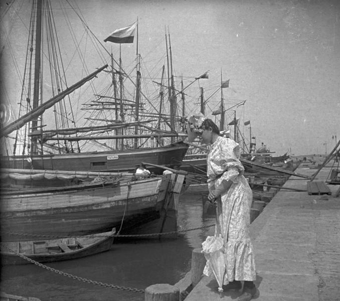 На пристани, 1901 год, Таврическая губ., Крым, г. Ялта. Выставка «На прогулке» с этой фотографией.&nbsp;Александра Савицкая.