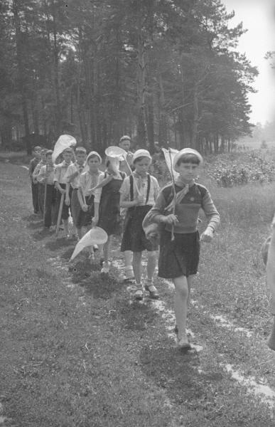 Пионерский отряд в походе, 1943 год