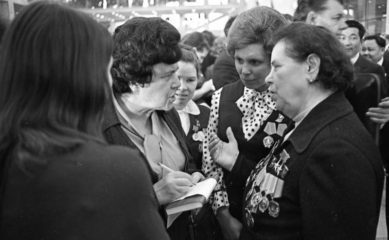 П. А. Малинина в фойе Дворца съездов во время проведения ХХV съезда КПСС, 24 февраля 1976 - 5 марта 1976, г. Москва