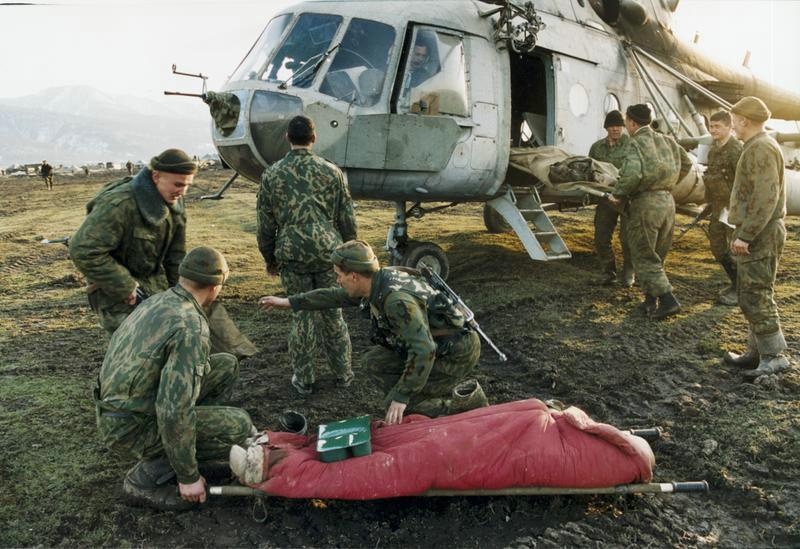 У вертолета, 1999 год, Чеченская Республика. 7 августа 1999 года началась Вторая чеченская война. Активная фаза боевых действий продолжалась с 1999 года по 2000 год.