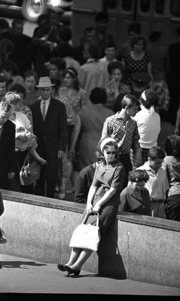 У парапета подземного перехода. «Ожидание», 1965 год, г. Ленинград. Выставка «Мы в зале ожидания живем. Любой из нас все время ждет чего-то…» с этой фотографией.