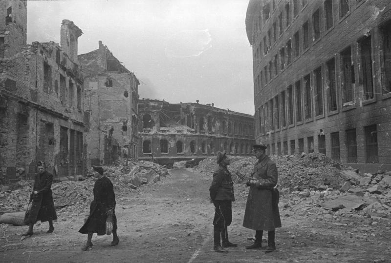 Военные и штатские на улице, 1945 год, Германия, г. Берлин