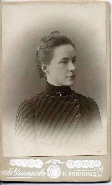 Портрет девушки в темном платье, 1904 год, Нижегородская губ., г. Нижний Новгород