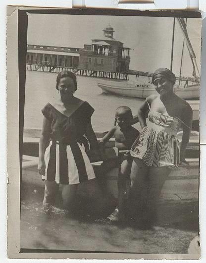 Женщины с ребенком на пляже, 1920-е