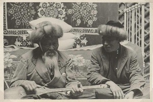 Поэт-акын Джамбул Джабаев с переводчиком, 1930-е. Видеовыставка «80-летие ВДНХ. "Тотальная инсталляция"»&nbsp;и выставка «Советский лайфхак: ковер на стене» с этой фотографией.&nbsp;