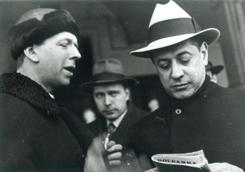 Хосе Рауль Капабланка дает автографы, 1 ноября 1925 - 8 декабря 1925, г. Москва. Выставка «Ольга Игнатович» с этой фотографией.