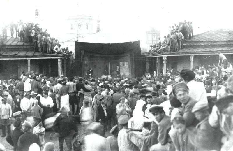 Театр на улице, 1920-е. Выставка «Театралы» с этой фотографией.