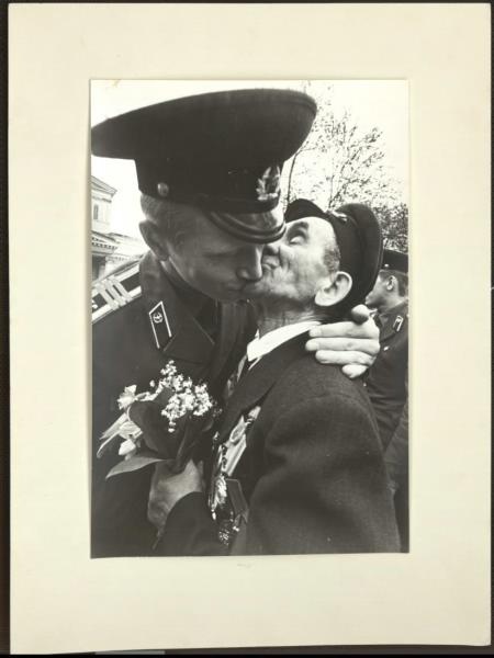 День Победы, сквер у Большого театра. Два солдата. Из серии «Улица», 9 мая 1981. Выставка «Самые нежные, страстные и искренние поцелуи» с этой фотографией.