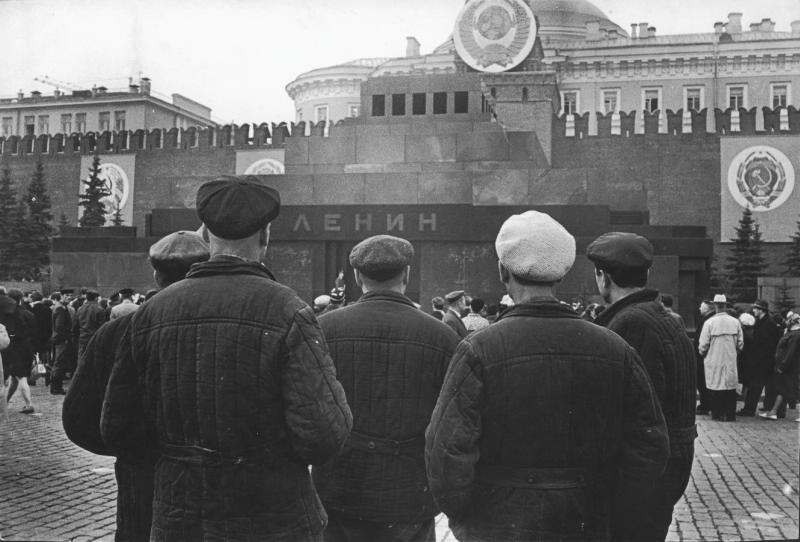 «К Ленину», 1969 год, г. Москва. Выставка «Свиридова и Воздвиженский. Ретроспектива» с этой фотографией.